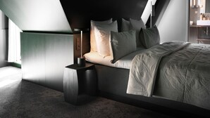 Deluxe Double Room, Balcony | Peralatan tempat tidur hipoalergenik, peti besi dalam bilik, meja 