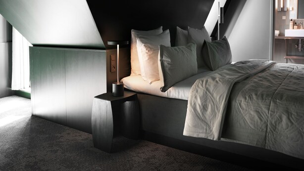 A modern bedroom with a bed, bedside tables, and a nightstand. - Boutique Hotel Hans (Frederiksberg)