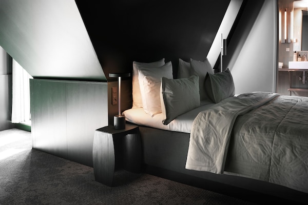 Deluxe Double Room, Balcony | Peralatan tempat tidur hipoalergenik, peti besi dalam bilik, meja