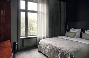 Habitación doble estándar | Ropa de cama hipoalergénica y caja de seguridad en la habitación 