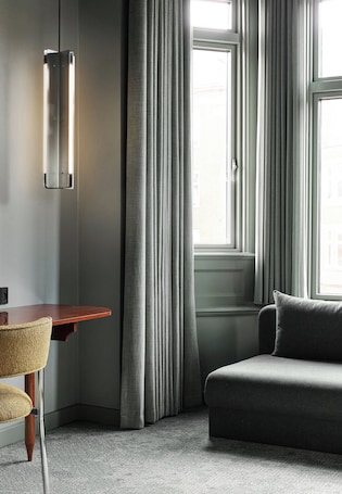 Hypo-allergenic bedding, in-room safe, desk, blackout curtains. Boutique Hotel Hans