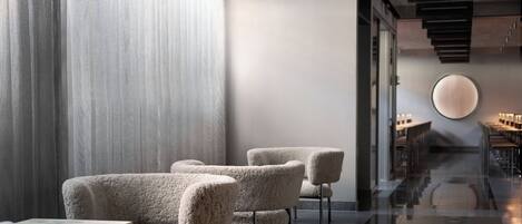 Coin salon dans le hall