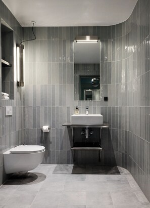 Articles de toilette (gratuits), séchoir à cheveux, serviettes fournies