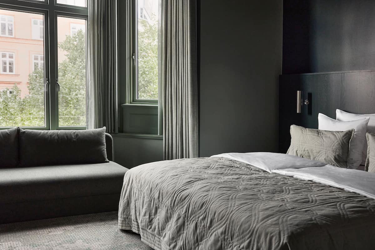 Hypo-allergenic bedding available, in-room safe, desk, blackout drapes