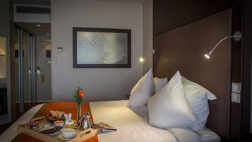 Roupas de cama premium, frigobar, cofres nos quartos, escrivaninha