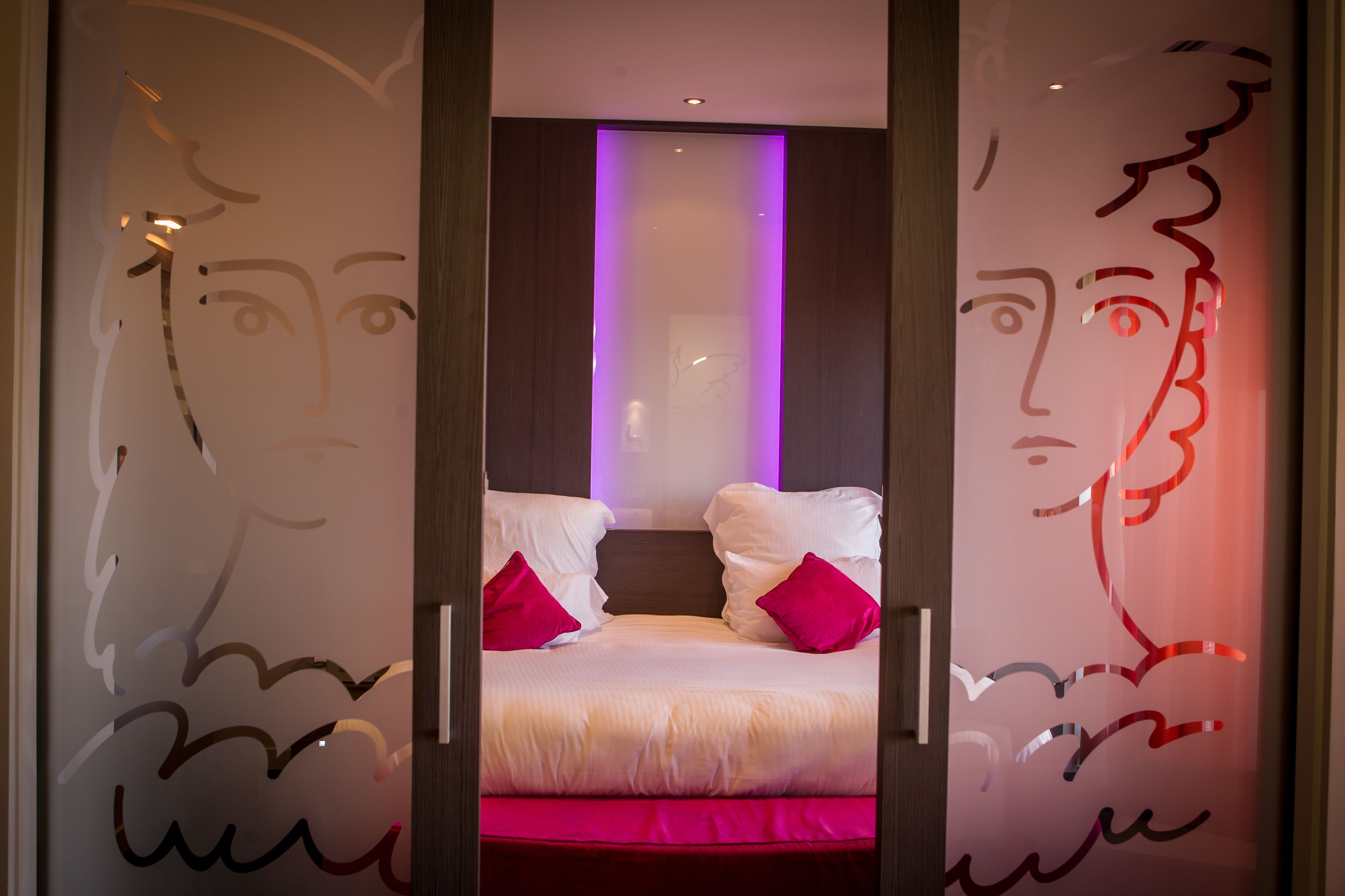 suite, 1 king bed | premium bedding, minibar, in-room safe, desk