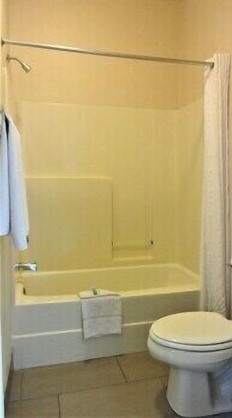 Bathroom | Combined shower/tub, hair dryer, towels