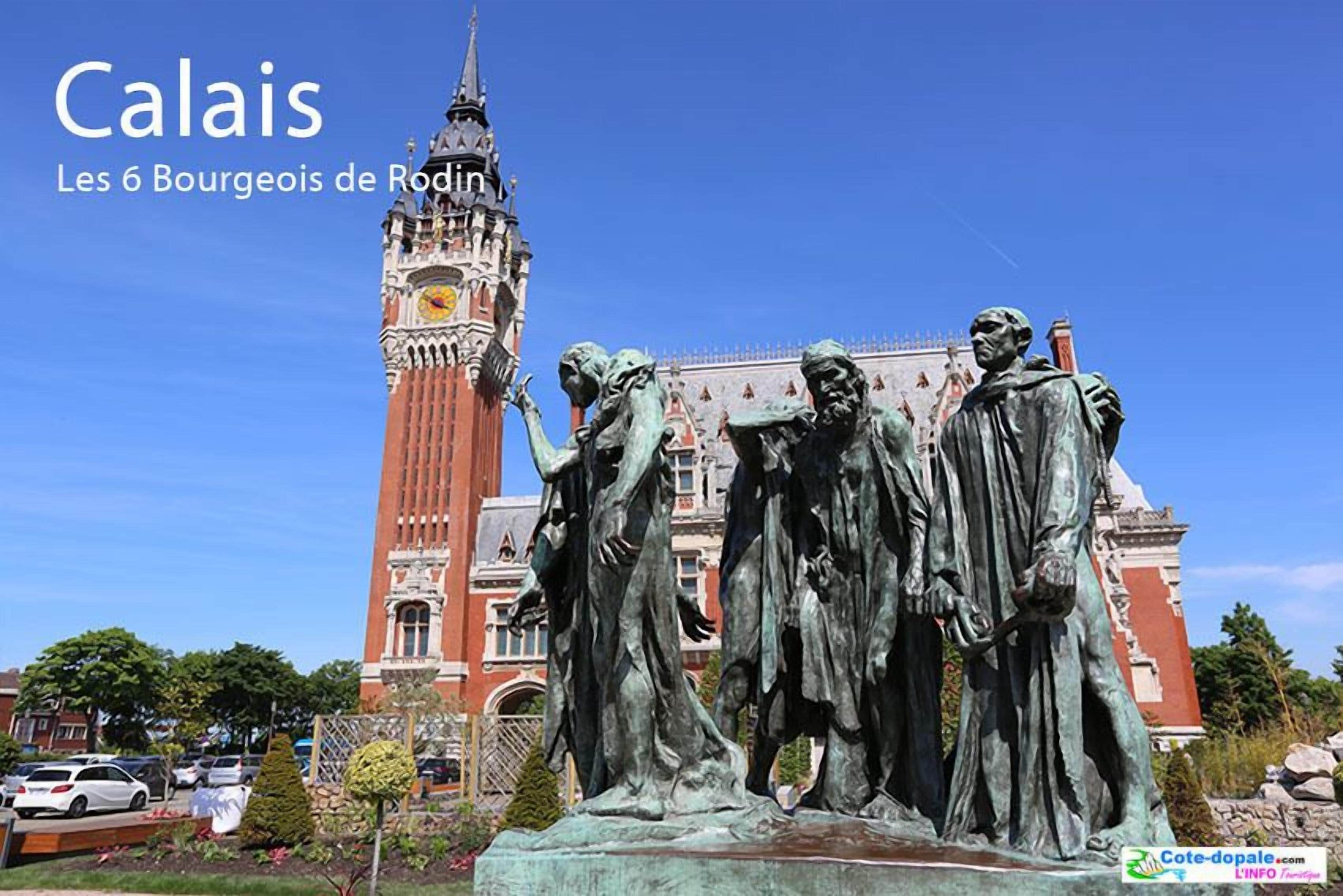 Una estatua de seis figuras frente a un edificio con una torre de reloj.