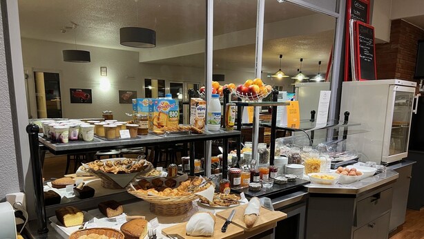 A buffet with various food items and beverages. - Logis Hôtel & Restaurant & Bar LE COTTAGE (Calais)