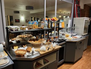 A buffet with various food items and beverages. - Logis Hôtel & Restaurant & Bar LE COTTAGE (Calais)