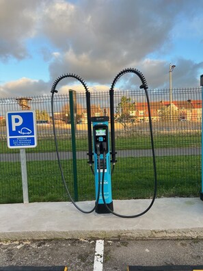 Electric vehicle charging station - Logis Cottage Hotel Calais (Calais)