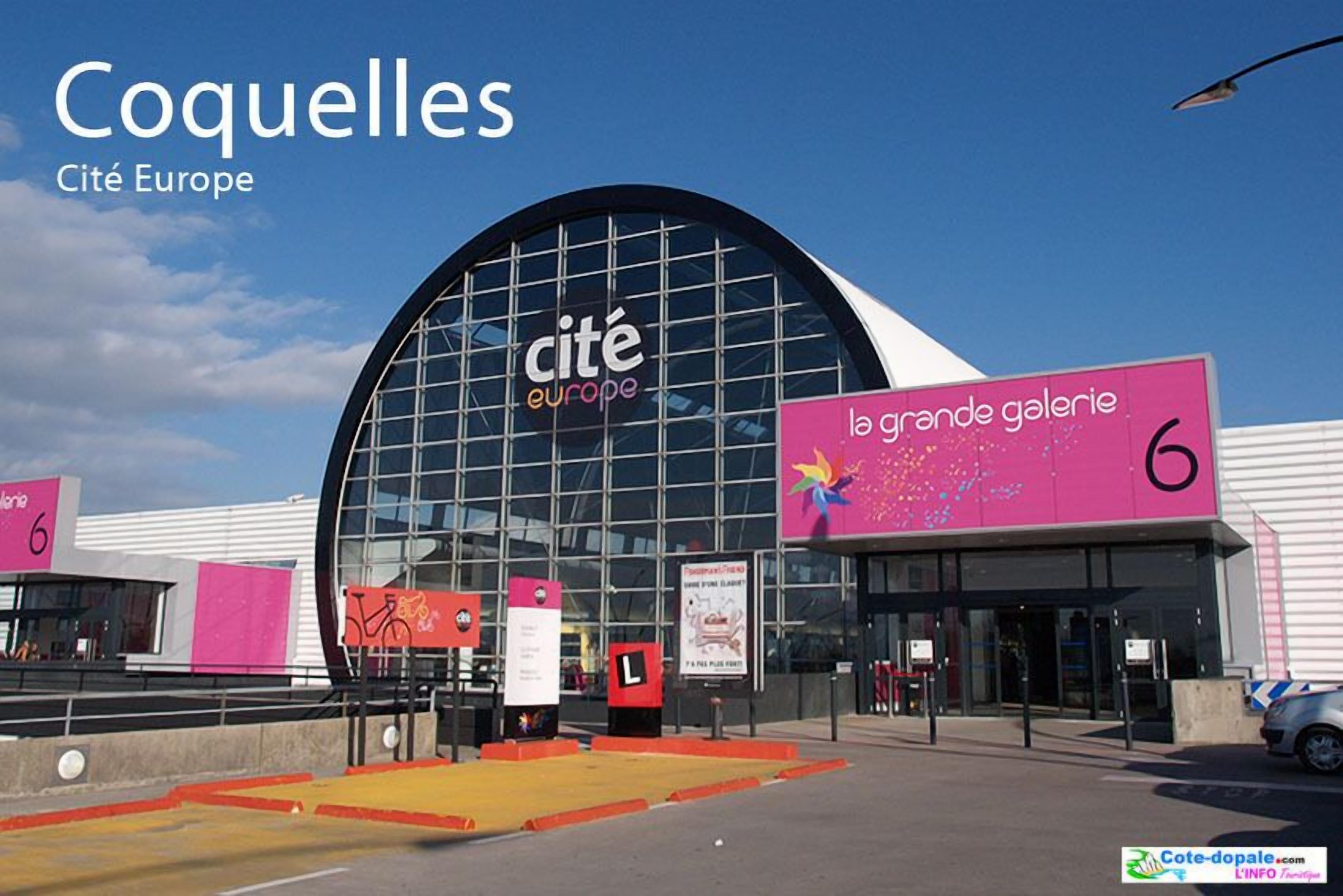 Ein modernes Gebäude mit einer großen Glasfassade und Beschilderung für 'Cité Europe' und 'la grande galerie 6'.