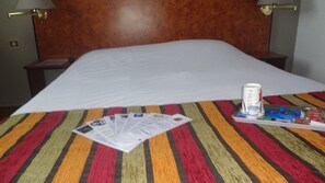 Premium bedding, minibar, in-room safe, desk - Logis Hôtel & Restaurant & Bar LE COTTAGE (Calais)