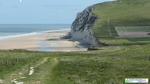 A coastal landscape with a prominent cliff labeled Cap Blanc-Nez, a grassy hill, and a clear view of the sea. - Logis Hôtel & Restaurant & Bar LE COTTAGE (Calais)
