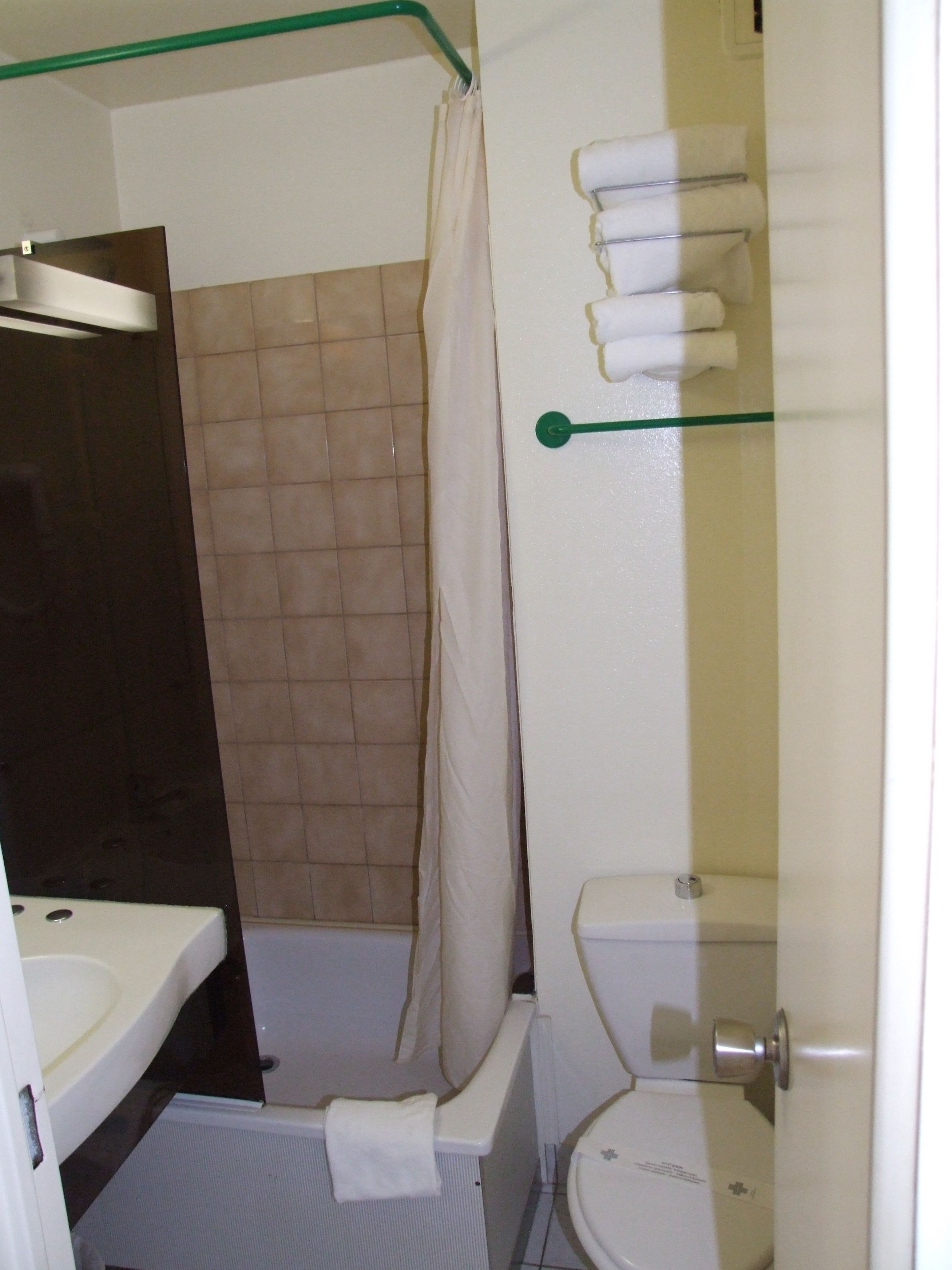 Un baño con ducha, inodoro y lavamanos.