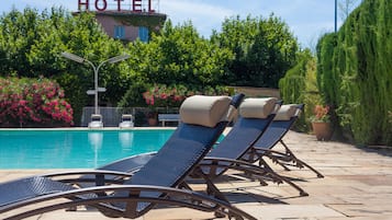 Een seizoensgebonden buitenzwembad