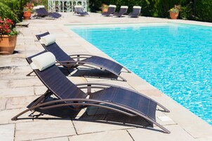 Una piscina al aire libre de temporada