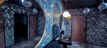 Se sirven cenas y cocina local