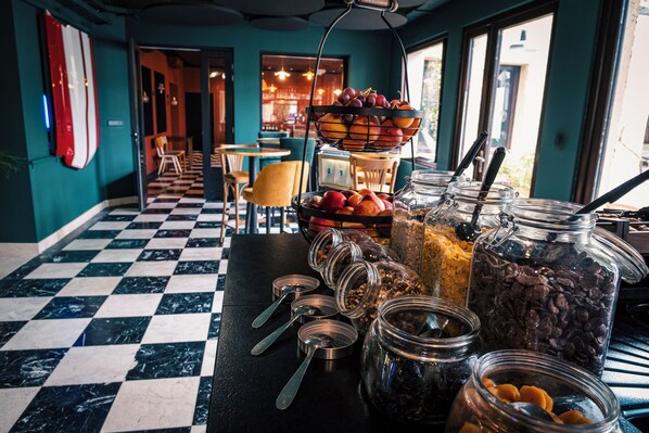 每日供应自助式早餐（每人 EUR 12）