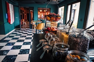 Desayuno buffet diario (EUR 12 por persona)