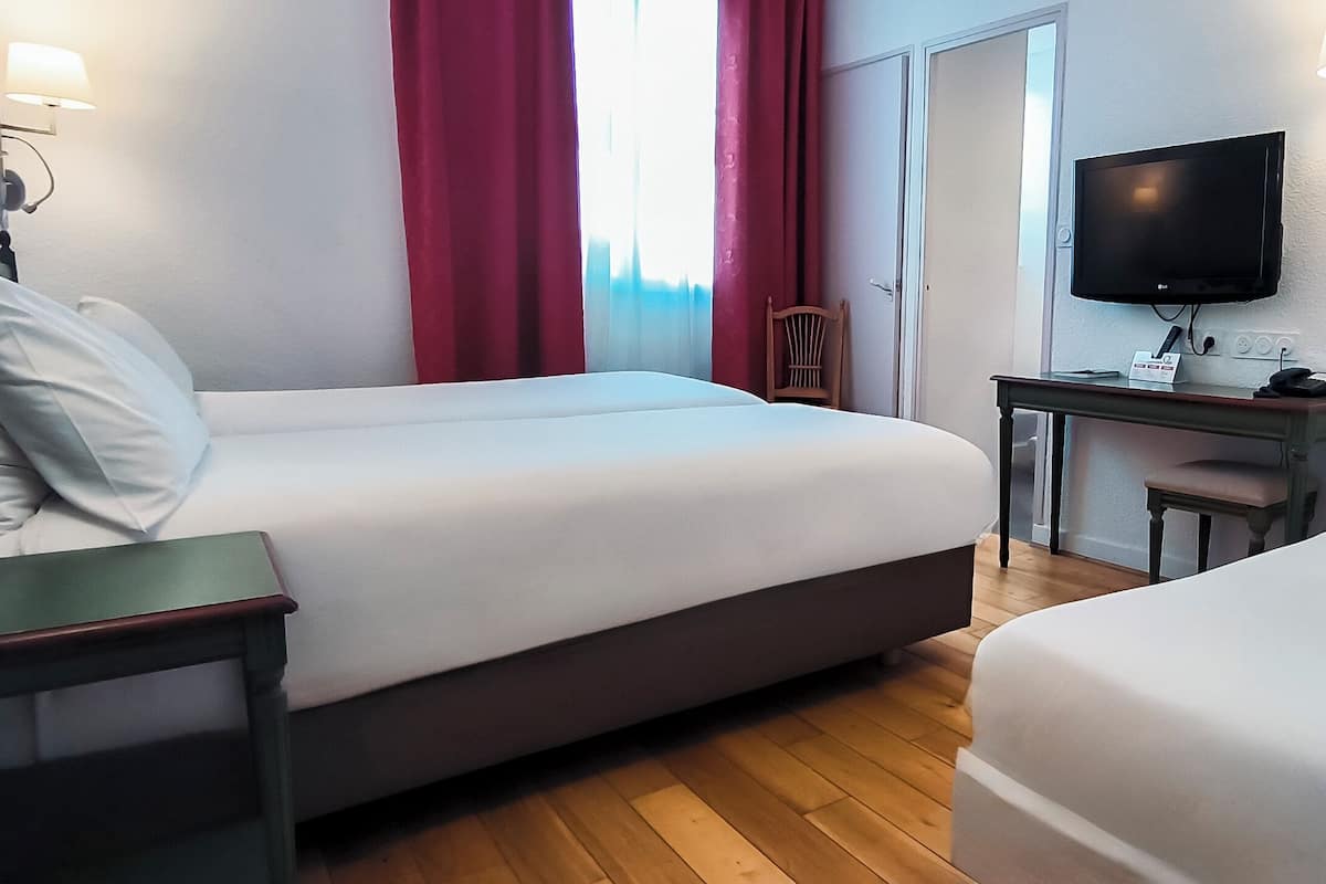 Habitación triple estándar | Escritorio, cortinas opacas, sistema de insonorización