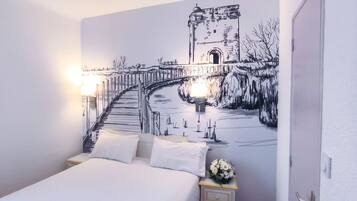 Standaard tweepersoonskamer | Individueel gemeubileerd, een bureau, verduisterende gordijnen