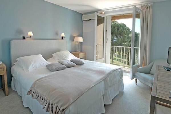 Premium bedding, desk, soundproofing, free cots/infant beds