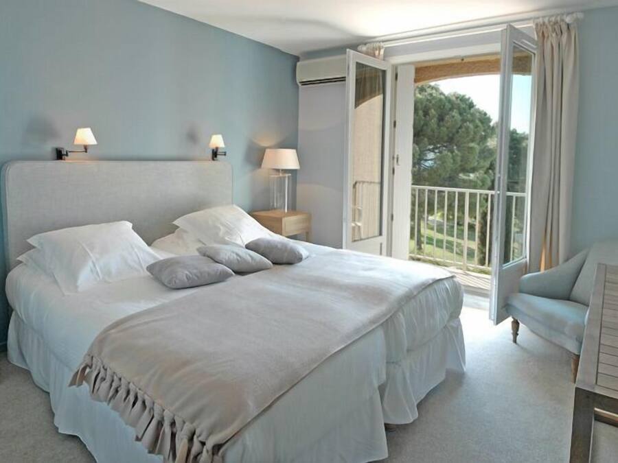 Premium bedding, desk, soundproofing, free cots/infant beds