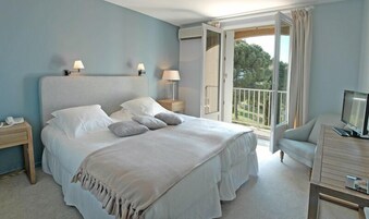 Ropa de cama de alta calidad, escritorio y sistema de insonorización 