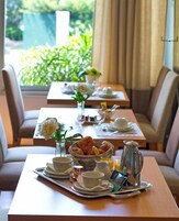 Desayuno buffet diario (EUR 15.00 por persona)
