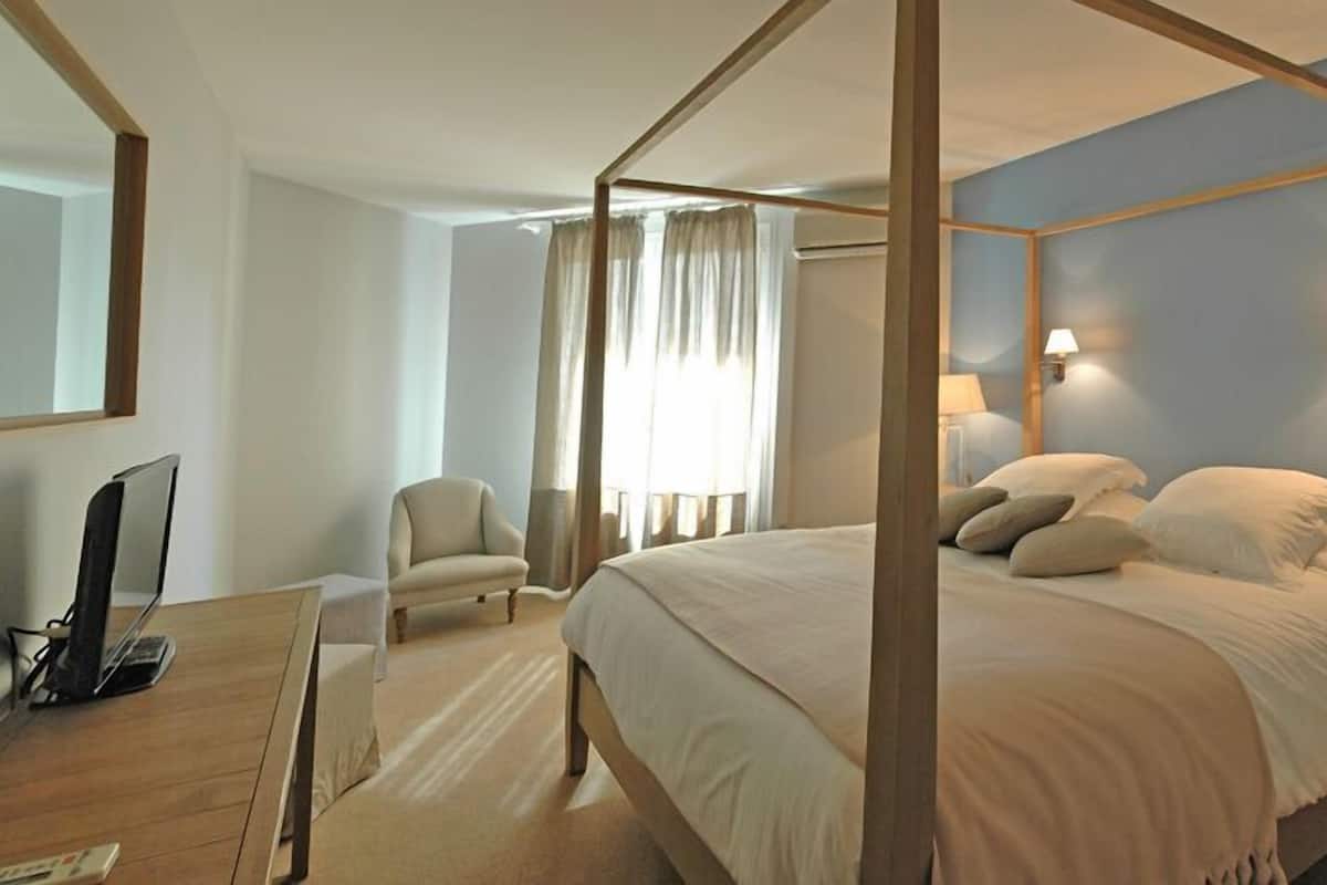 Superior Double Room | Premium bedding, desk, soundproofing, free cribs/infant beds