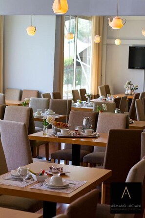 Daily buffet breakfast for a fee - Hotel Santa Maria (Saint-Florent)