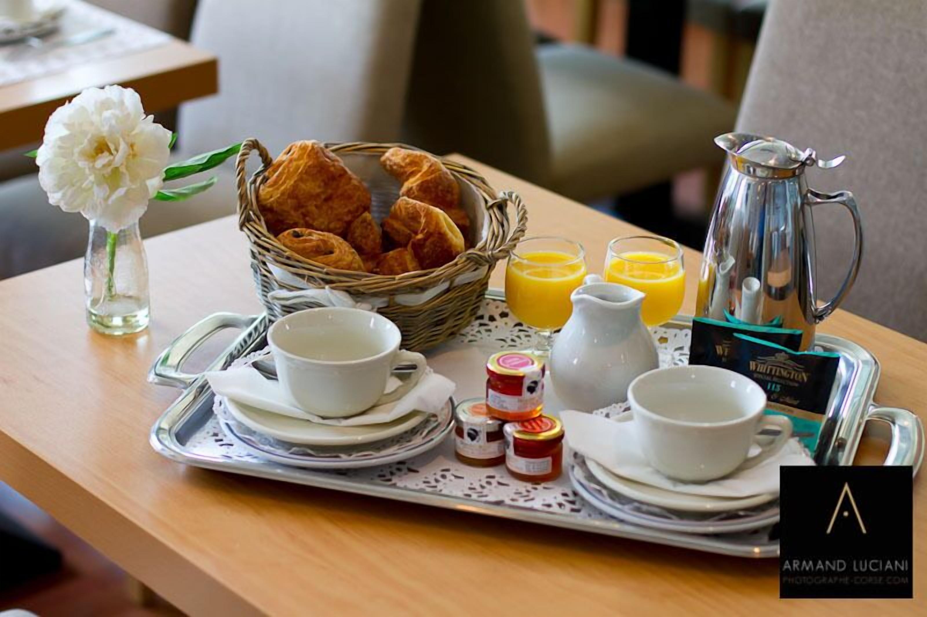 Daily buffet breakfast for a fee