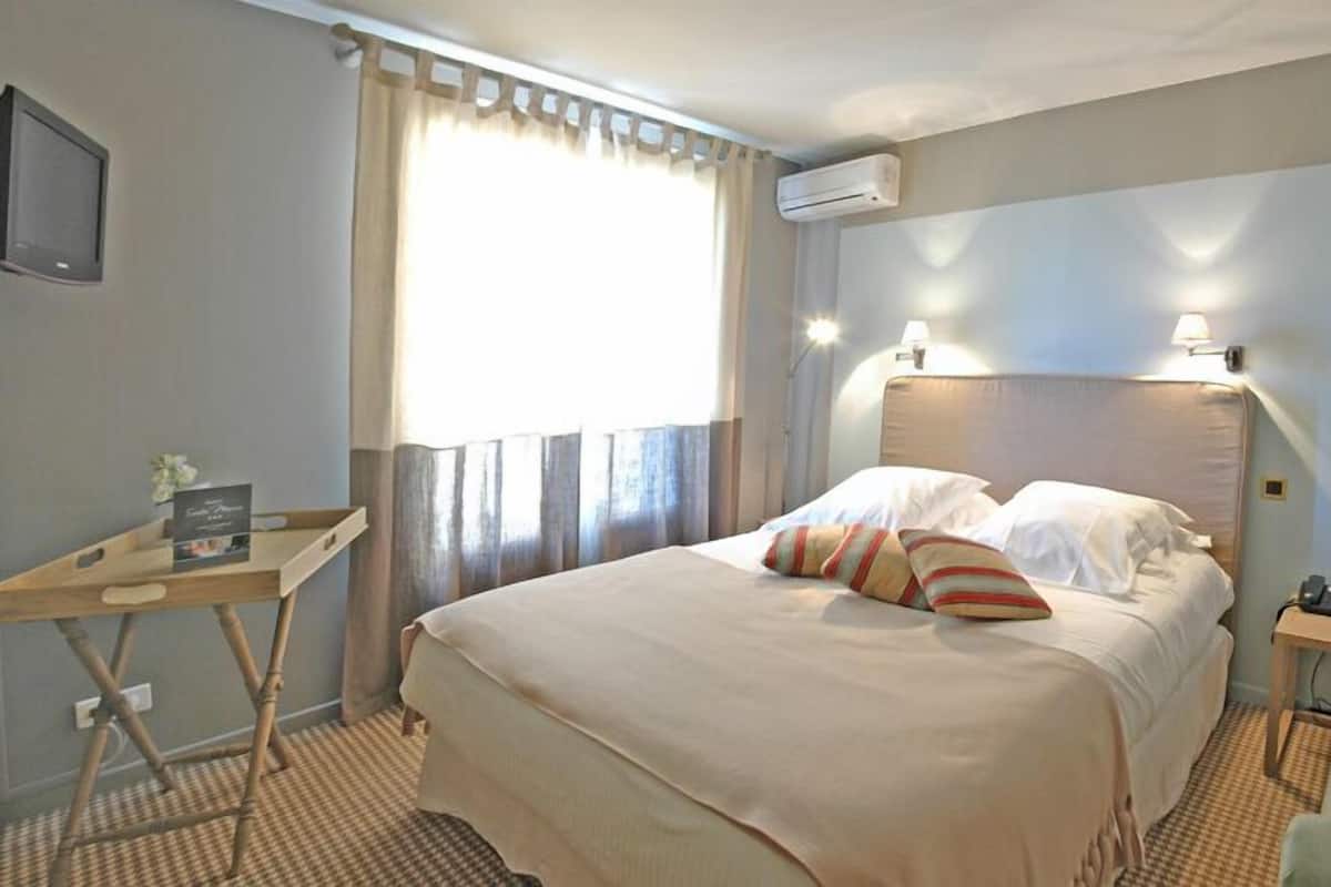 Double Room | Premium bedding, desk, soundproofing, free cribs/infant beds