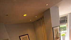 Una sala de estar moderna con un sofá, una mesa de centro y una escultura decorativa de un velero.