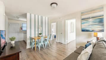 Muebles diferentes, tabla de planchar con plancha y ropa de cama