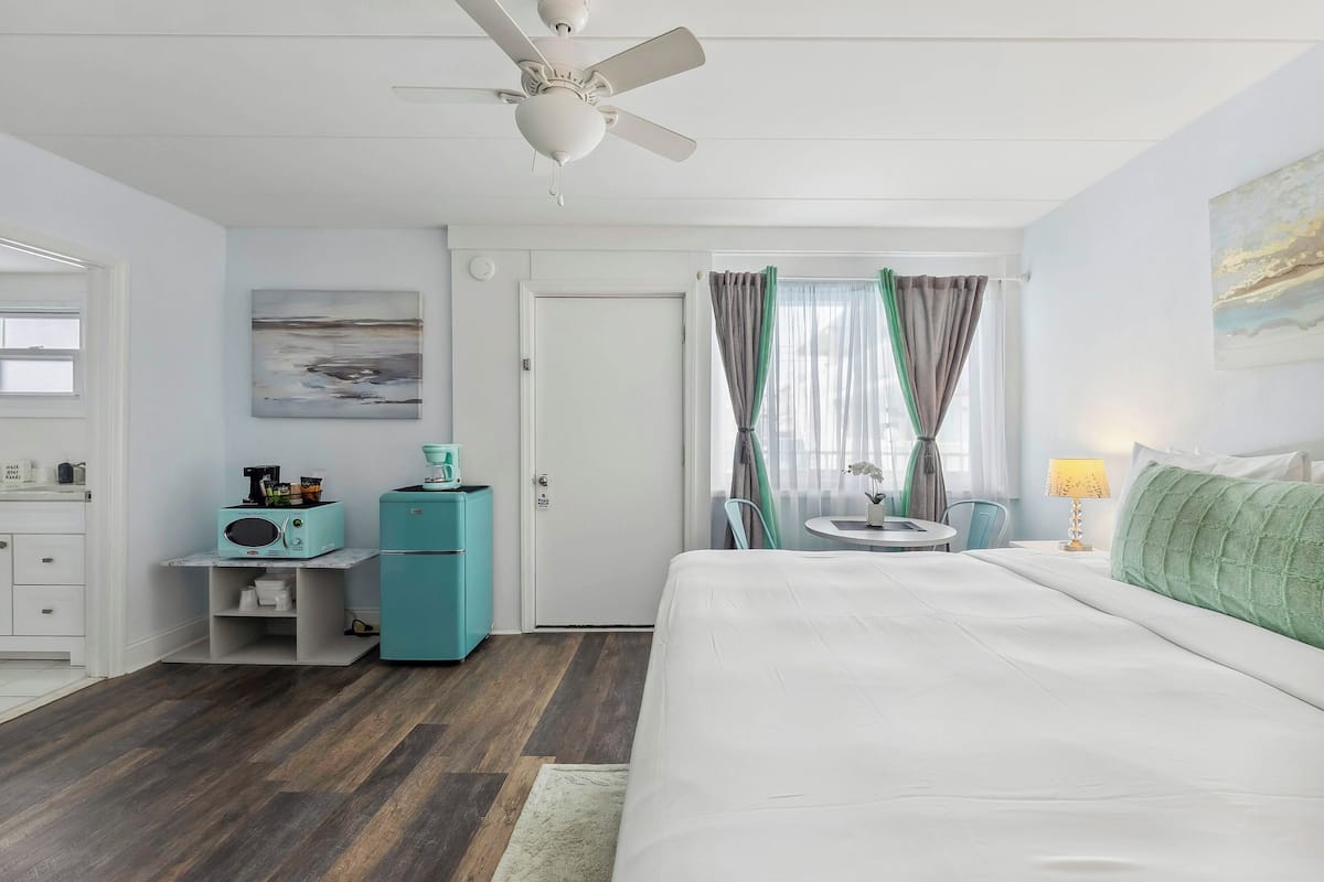 Deluxe Room, 1 King Bed, Non Smoking, Pool View | Individually furnished, iron/ironing board, bed sheets