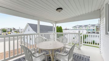 Family Apartment, 3 Bedrooms (Check-In Age 25) | Courtyard view