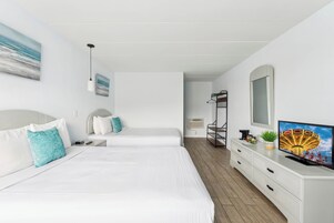 Muebles diferentes, tabla de planchar con plancha y ropa de cama 