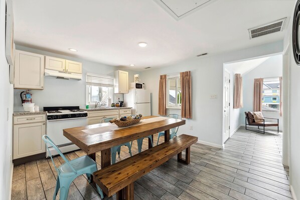 Family Apartment, 3 Bedrooms (Check-In Age 25) | Private kitchen | Fridge, microwave, oven, stovetop - Daytona Inn And Suites (Wildwood)