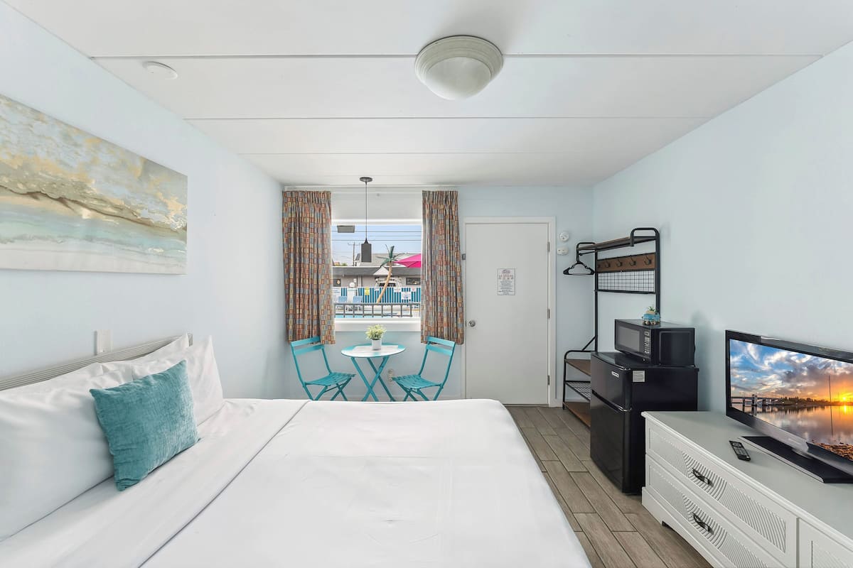 Single Room, 1 Queen Bed (Check-In Age 25) | Individually furnished, iron/ironing board, bed sheets