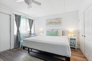 Deluxe Room, 1 King Bed, Non Smoking, Pool View | Individually furnished, iron/ironing board, bed sheets - Daytona Inn And Suites (Wildwood)