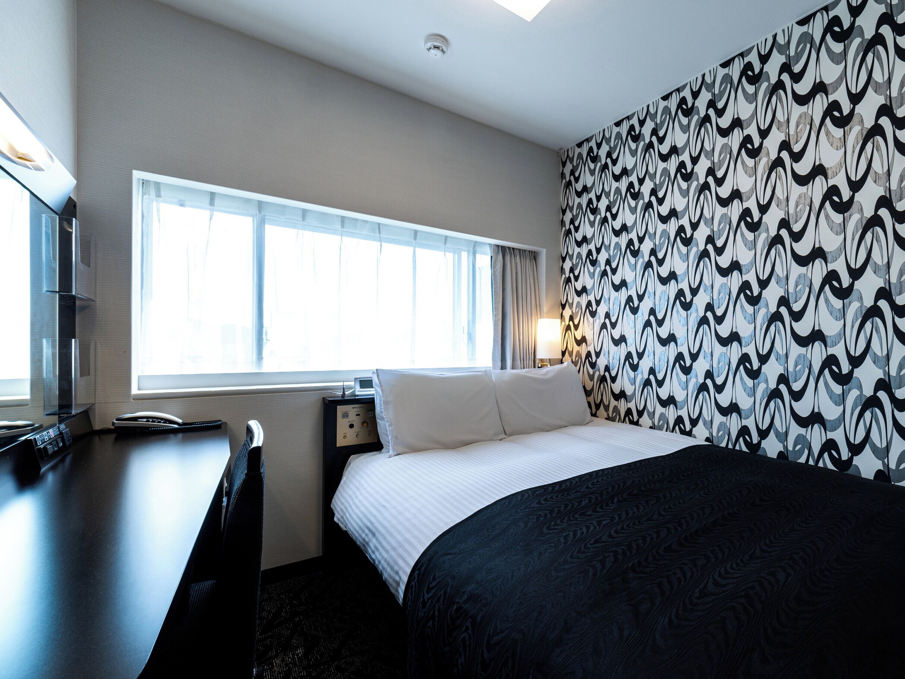 أغطية فراش متميزة وألحفة محشوة بالريش ومكتب وستائر تعتيم