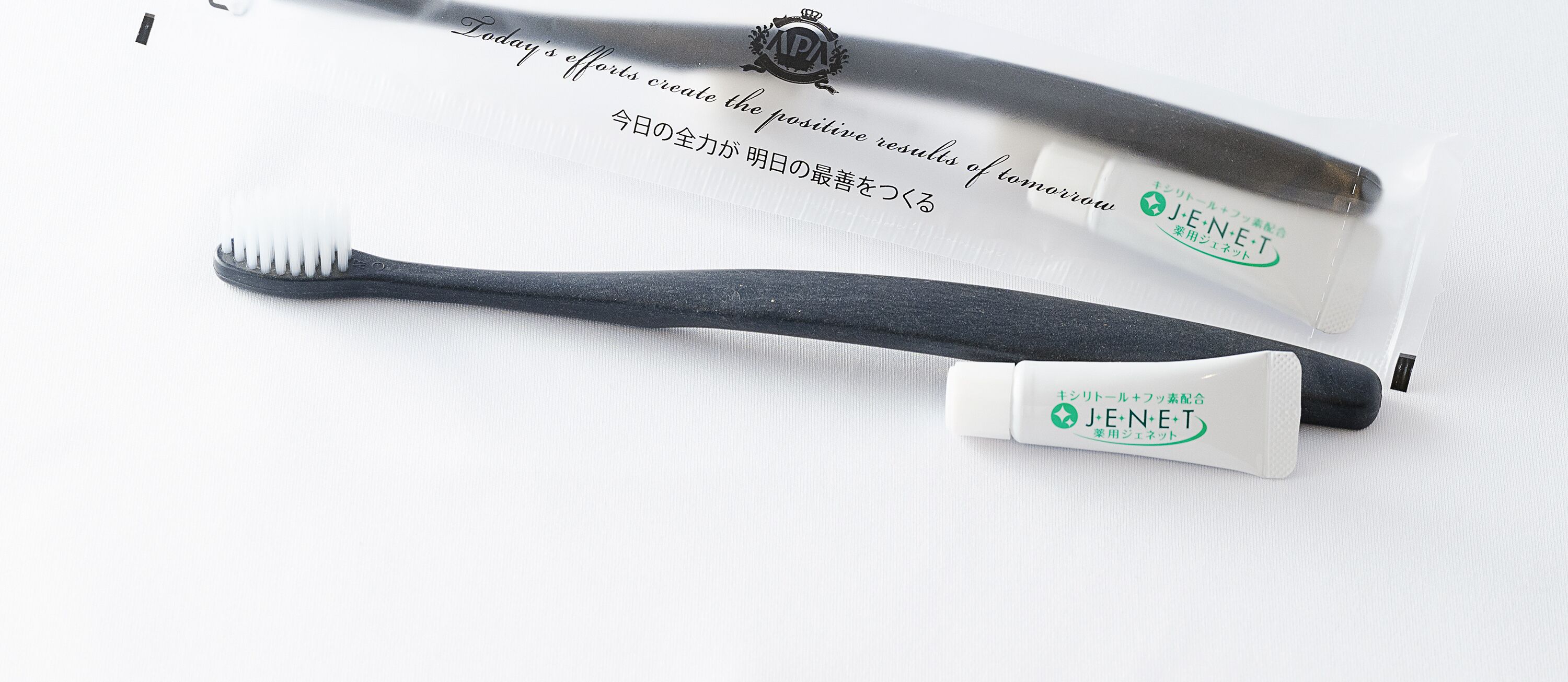 Une brosse à dents et un dentifrice dont l’emballage porte des inscriptions en japonais.