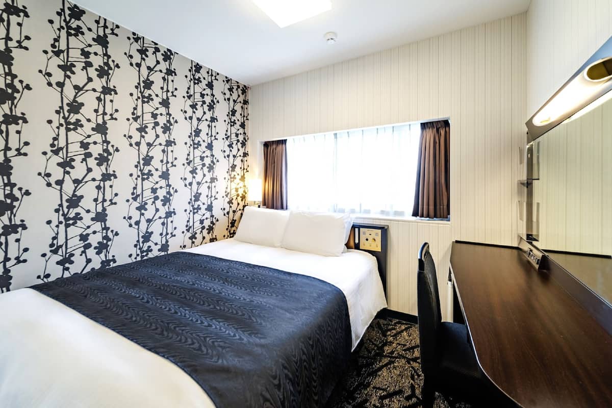 Single Room, Non Smoking | Premium bedding, down comforters, desk, blackout drapes