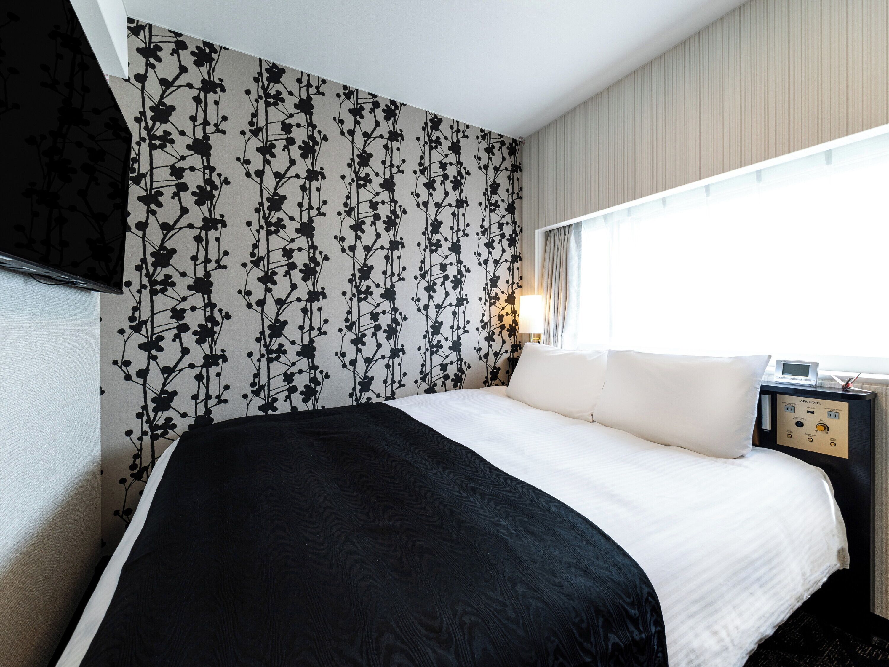 أغطية فراش متميزة وألحفة محشوة بالريش ومكتب وستائر تعتيم