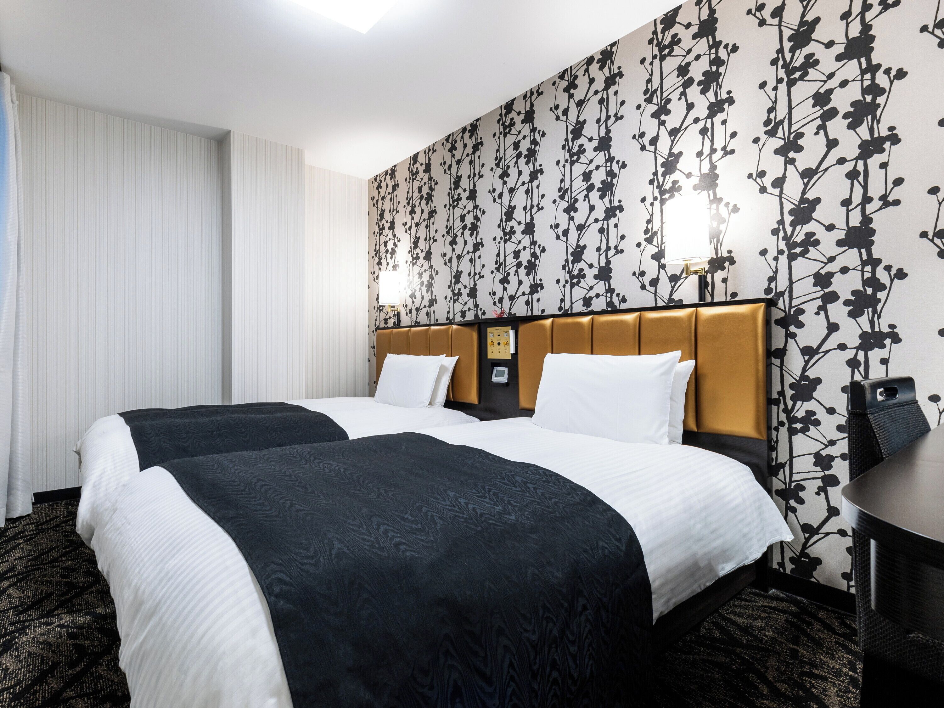 أغطية فراش متميزة وألحفة محشوة بالريش ومكتب وستائر تعتيم