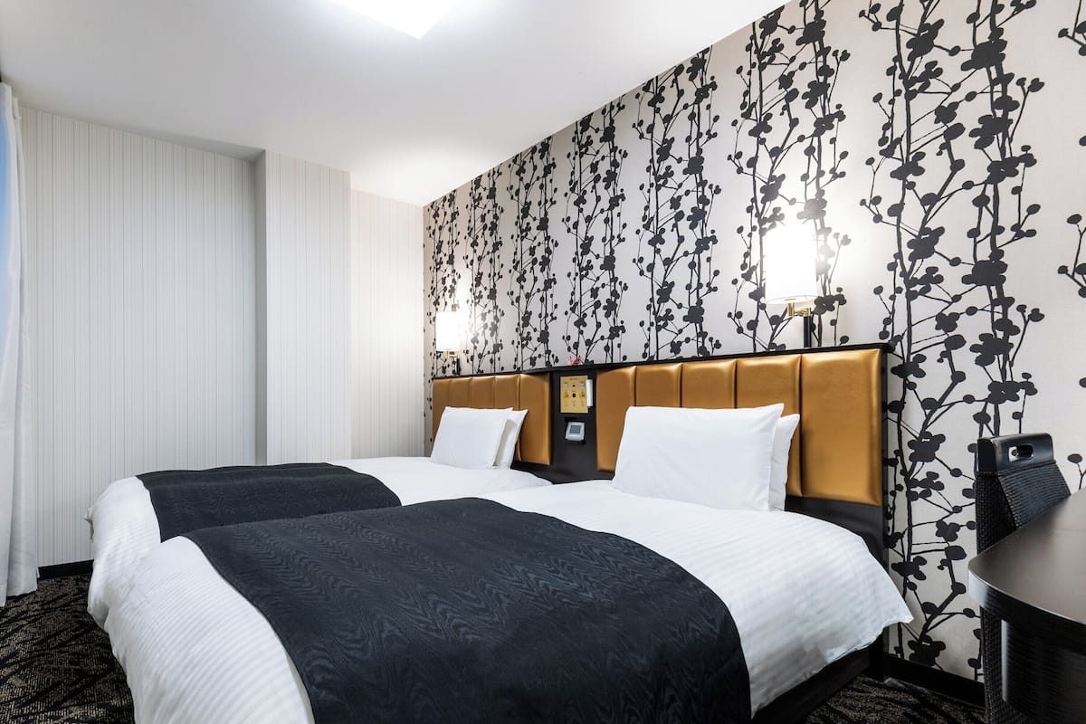 Twin Room, Non Smoking | Peralatan tempat tidur premium, gebar bulu kapas, meja