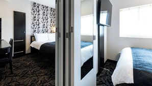 A hotel room with a bed, a desk, a chair, and a TV. - APA Hotel Nagasaki Dejima (Nagasaki)