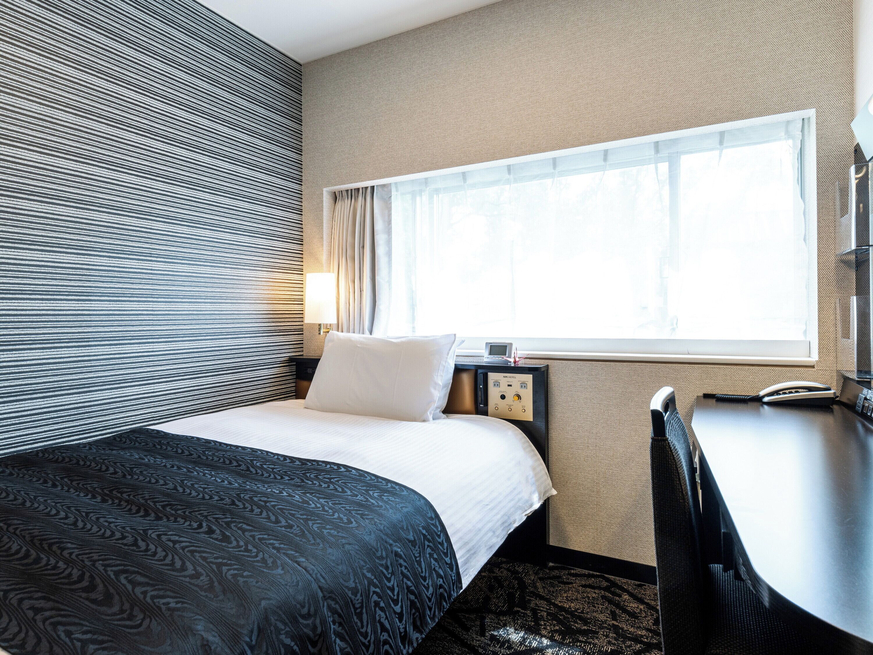 أغطية فراش متميزة وألحفة محشوة بالريش ومكتب وستائر تعتيم